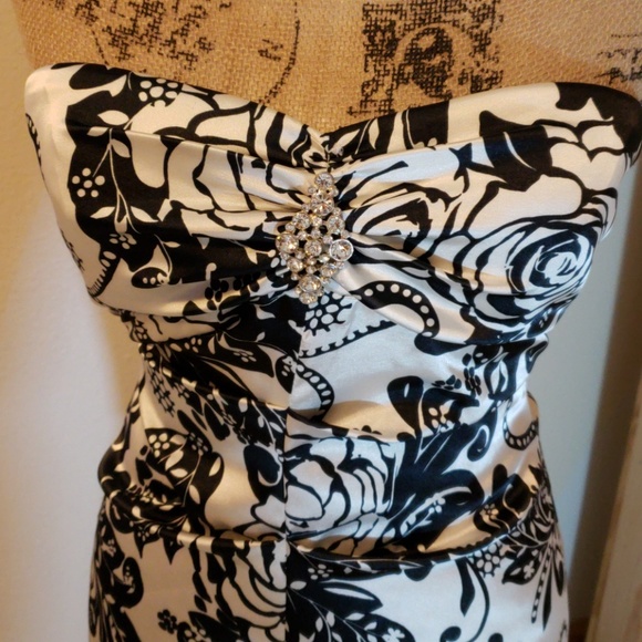 Black and white floral gown - Picture 2 of 4